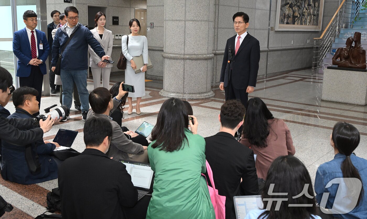 본문 이미지 - 김문수 국민의힘 대통령 후보가 11일 오전 경기 과천시 중앙선거관리위원회에서 제21대 대통령선거 후보자 등록을 마친 뒤 취재진의 질문에 답하고 있다. (공동취재) 2025.5.11/뉴스1 ⓒ News1 오대일 기자