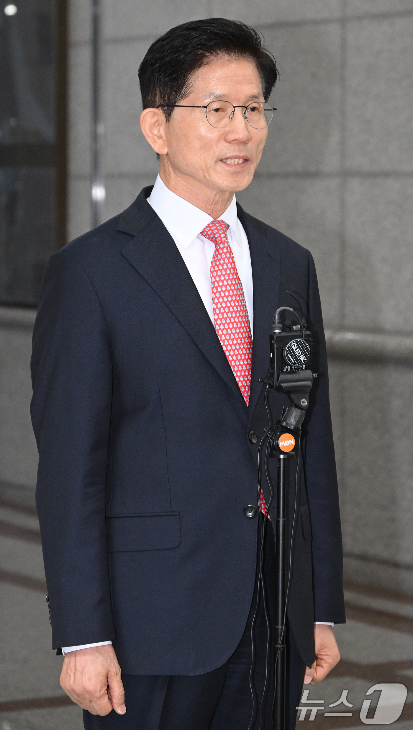 (과천=뉴스1) 오대일 기자 = 김문수 국민의힘 대통령 후보가 11일 오전 경기 과천시 중앙선거관리위원회에서 제21대 대통령선거 후보자 등록을 마친 뒤 취재진의 질문에 답하고 있다 …