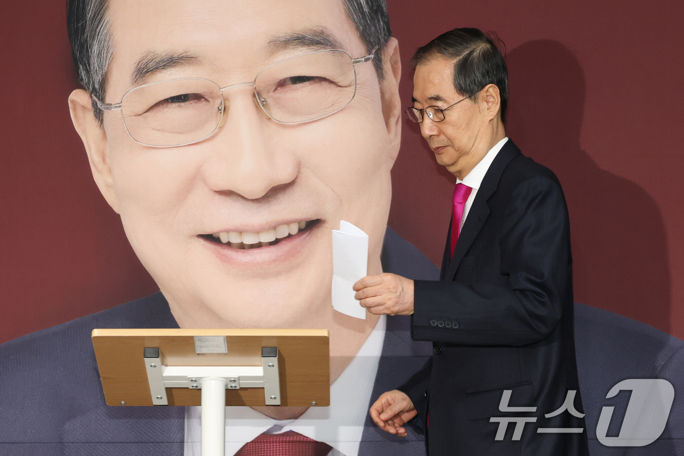 (서울=뉴스1) 이광호 기자 = 국민의힘 대선후보로 등록했던 한덕수 전 국무총리가 11일 오전 서울 여의도 캠프 사무실에서 국민의힘 대통령 후보 변경을 위한 당원 투표가 부결된 것 …