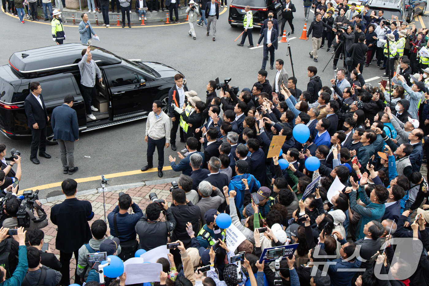(화순=뉴스1) 이재명 기자 = 경청투어에 나선 이재명 더불어민주당 대통령 후보가 11일 오전 전남 화순군 화순읍 화순교에 도착하고 있다. 2025.5.11/뉴스1