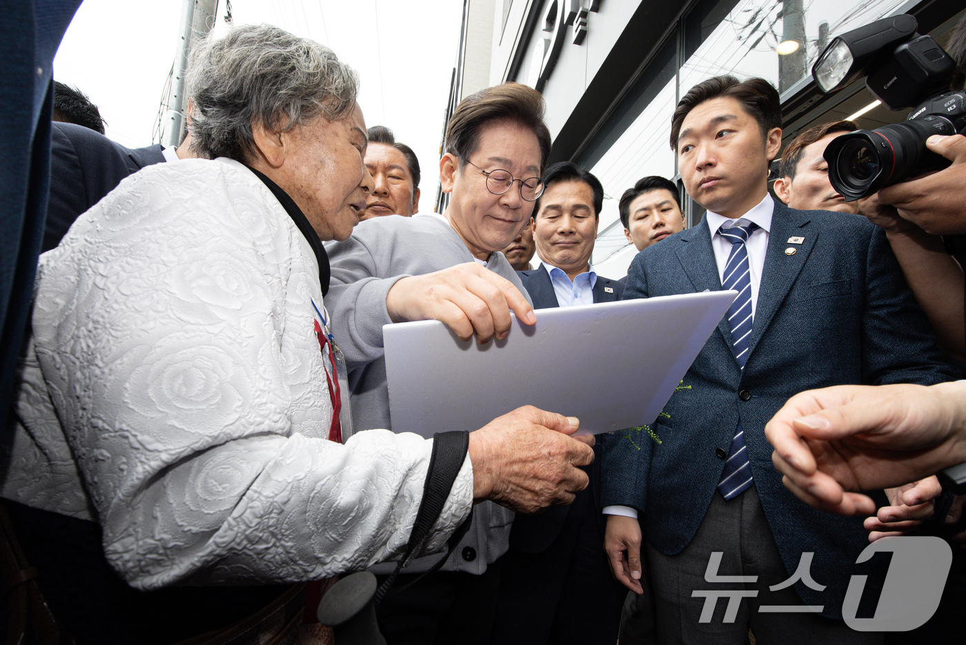 (화순=뉴스1) 이재명 기자 = 경청투어에 나선 이재명 더불어민주당 대통령 후보가 11일 오전 전남 화순군 화순읍 화순교 일대에서 박선영 열사 어머니와 대화를 하고 있다. 2025 …