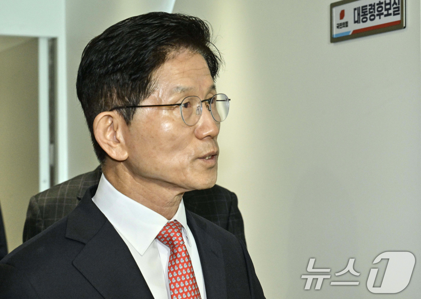 (서울=뉴스1) 이광호 기자 = 김문수 국민의힘 대통령 후보가 11일 오전 한덕수 전 국무총리와의 회동을 위해 서울 여의도 중앙당사에서 대통령후보실로 이동하고 있다.(공동취재) 2 …