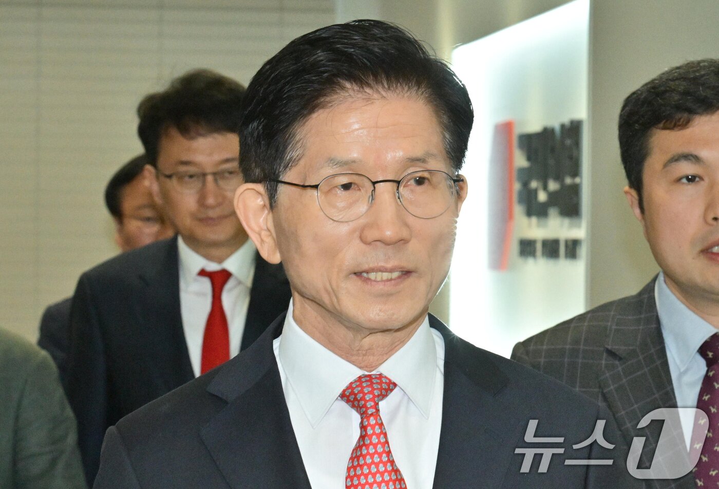 본문 이미지 - 김문수 국민의힘 대통령 후보가 11일 오전 한덕수 전 국무총리와의 회동을 위해 서울 여의도 중앙당사에서 대통령후보실로 이동하고 있다.(공동취재) 2025.5.11/뉴스1 ⓒ News1 이광호 기자