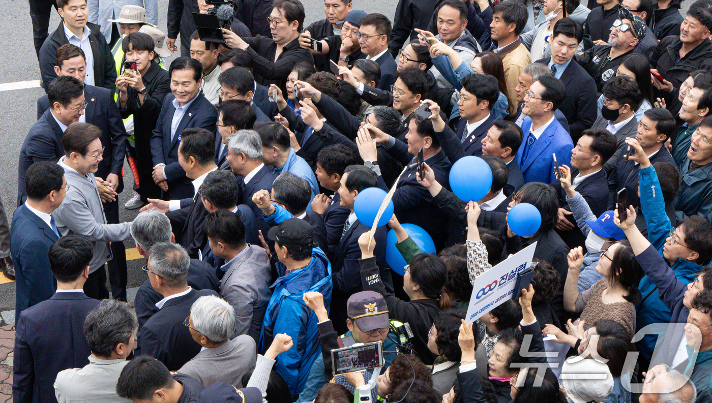 (화순=뉴스1) 이재명 기자 = 경청투어에 나선 이재명 더불어민주당 대통령 후보가 11일 오전 전남 화순군 화순읍 화순교 일대에서 시민들과 인사를 나누고 있다. 2025.5.11/ …