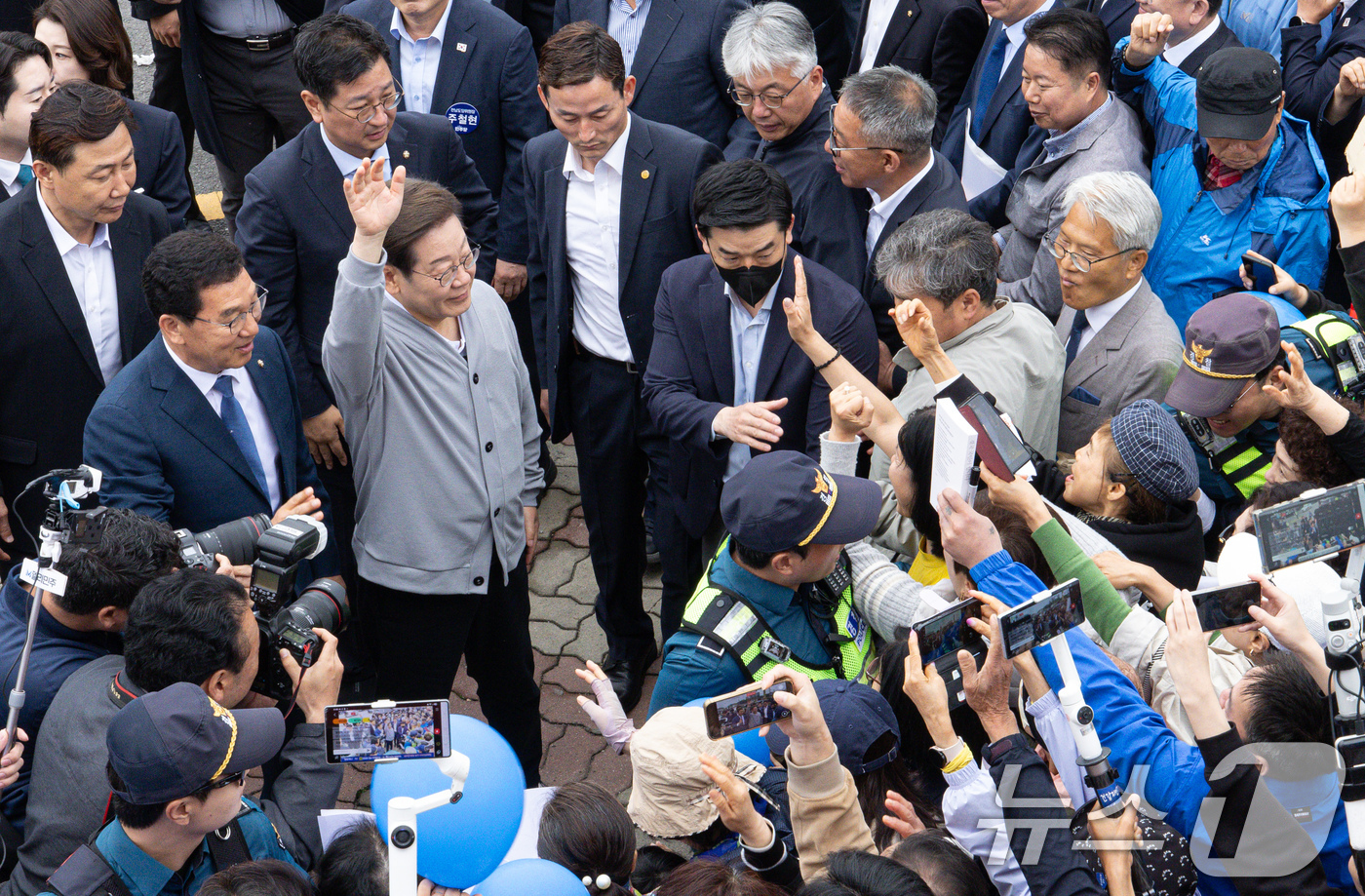 (화순=뉴스1) 이재명 기자 = 경청투어에 나선 이재명 더불어민주당 대통령 후보가 11일 오전 전남 화순군 화순읍 화순교 일대에서 시민들과 인사를 나누고 있다. 2025.5.11/ …