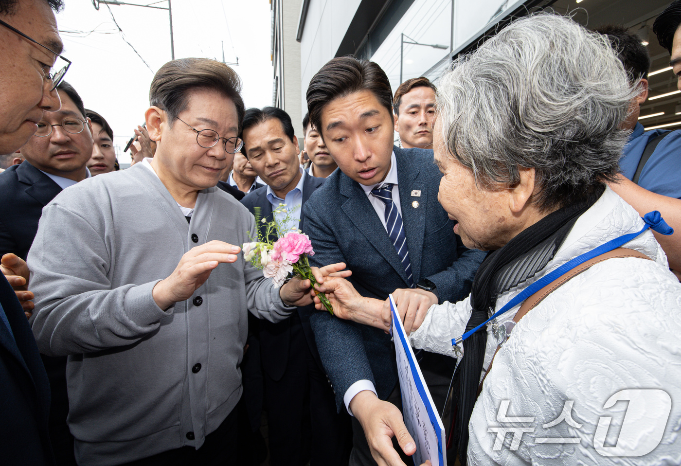 (화순=뉴스1) 이재명 기자 = 경청투어에 나선 이재명 더불어민주당 대통령 후보가 11일 오전 전남 화순군 화순읍 화순교 일대에서 박선영 열사 어머니와 대화를 나누고 있다. 202 …