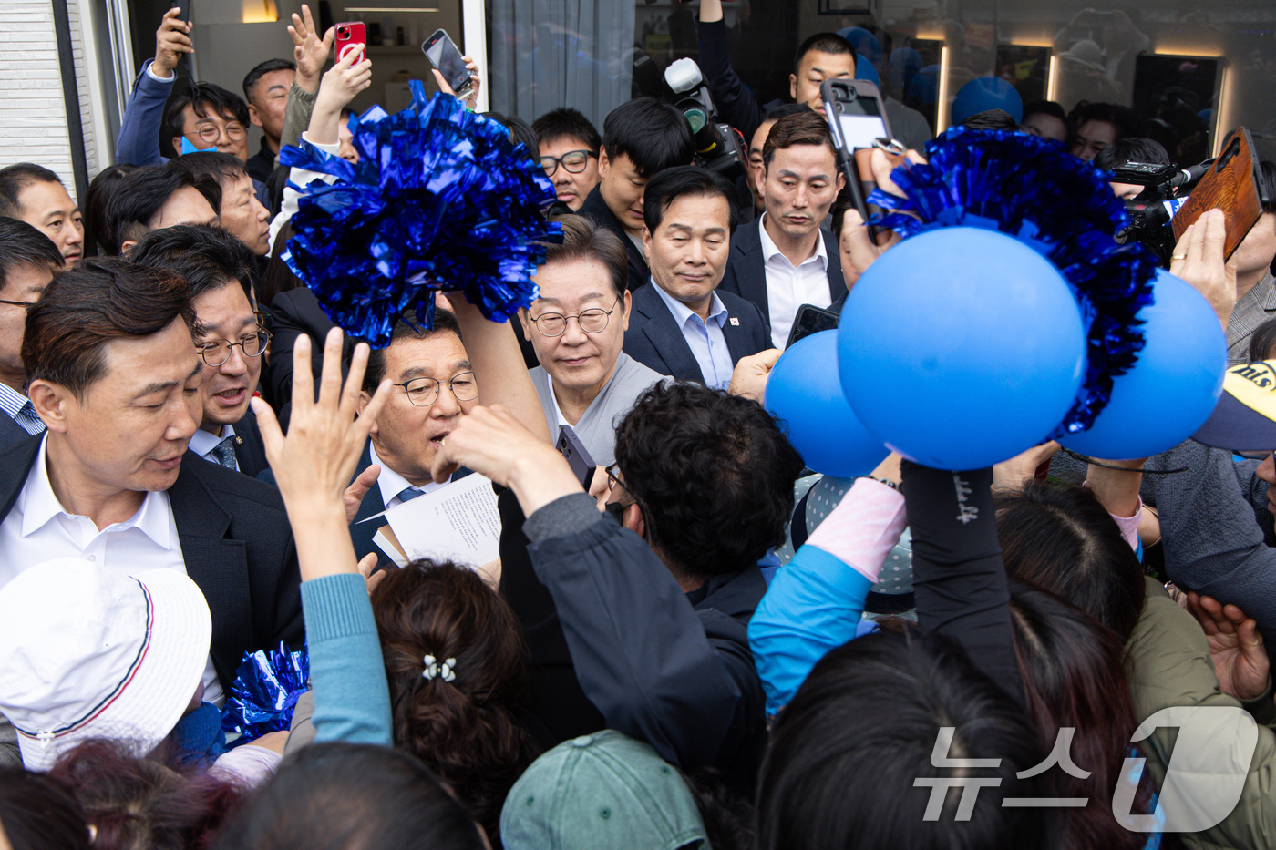 (화순=뉴스1) 이재명 기자 = 경청투어에 나선 이재명 더불어민주당 대통령 후보가 11일 오전 전남 화순군 화순읍 화순교 일대에서 시민들과 인사를 나누고 있다. 2025.5.11/ …