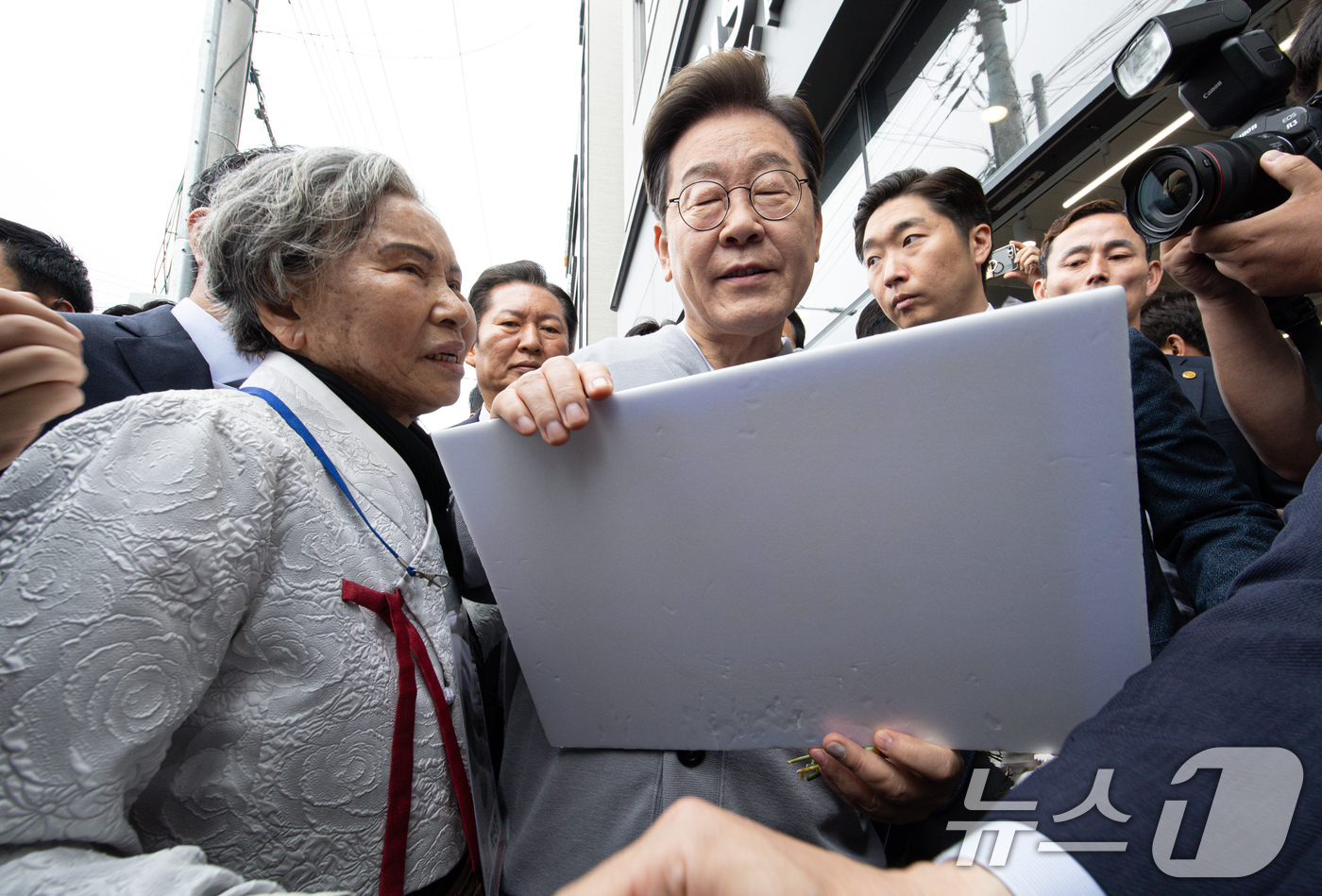 (화순=뉴스1) 이재명 기자 = 경청투어에 나선 이재명 더불어민주당 대통령 후보가 11일 오전 전남 화순군 화순읍 화순교 일대에서 박선영 열사 어머니와 대화를 나누고 있다. 202 …