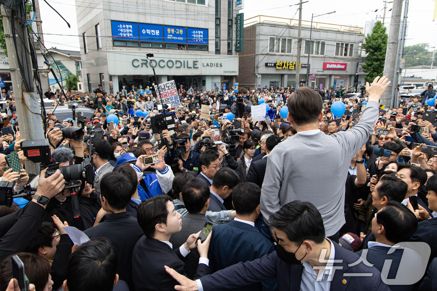 (화순=뉴스1) 이재명 기자 = 경청투어에 나선 이재명 더불어민주당 대통령 후보가 11일 오전 전남 화순군 화순읍 화순교 일대에서 연설을 하기 전 인사하고 있다. 2025.5.11 …