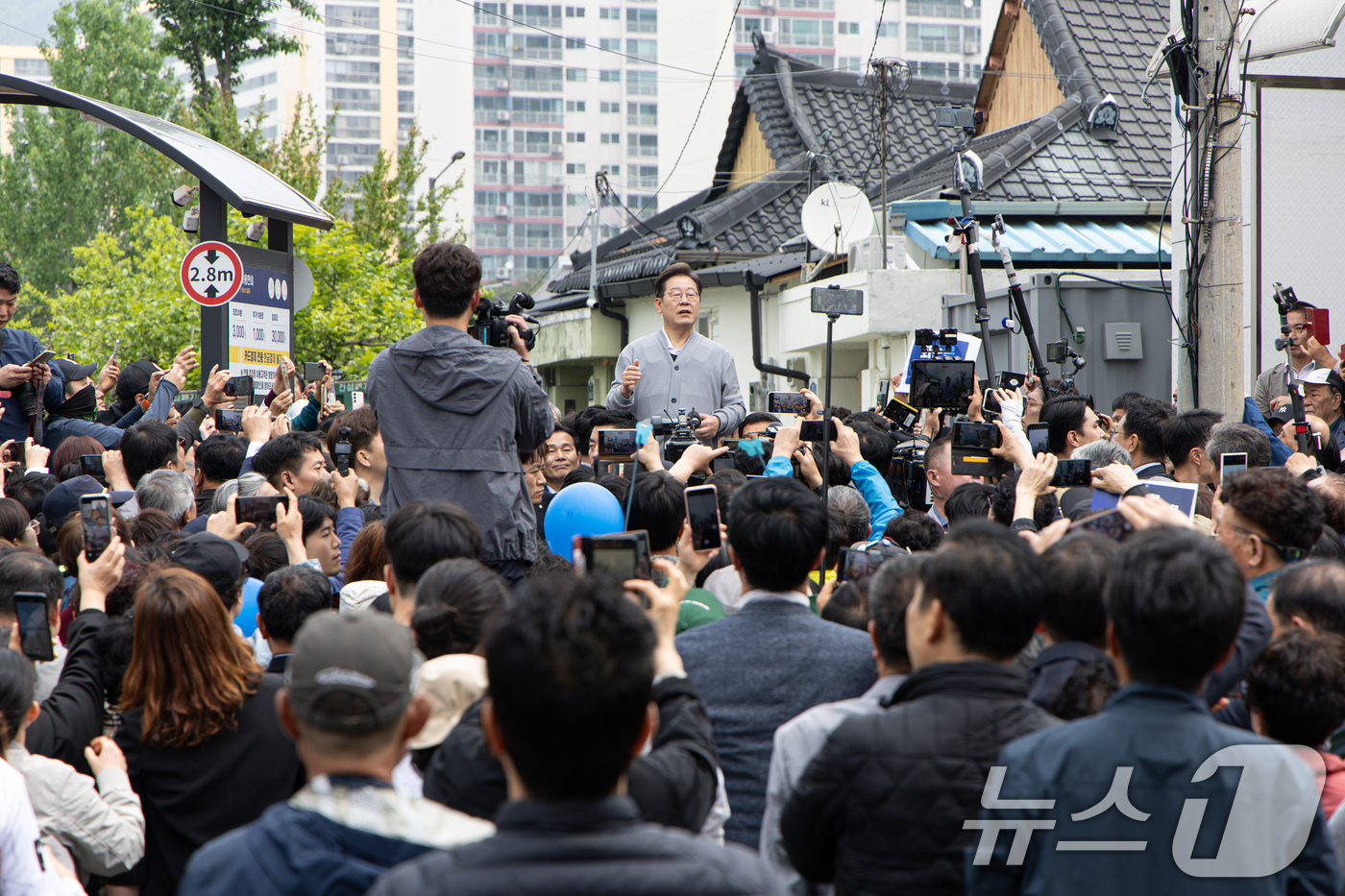 (화순=뉴스1) 이재명 기자 = 경청투어에 나선 이재명 더불어민주당 대통령 후보가 11일 오전 전남 화순군 화순읍 화순교 일대에서 연설을 하고 있다. 2025.5.11/뉴스1