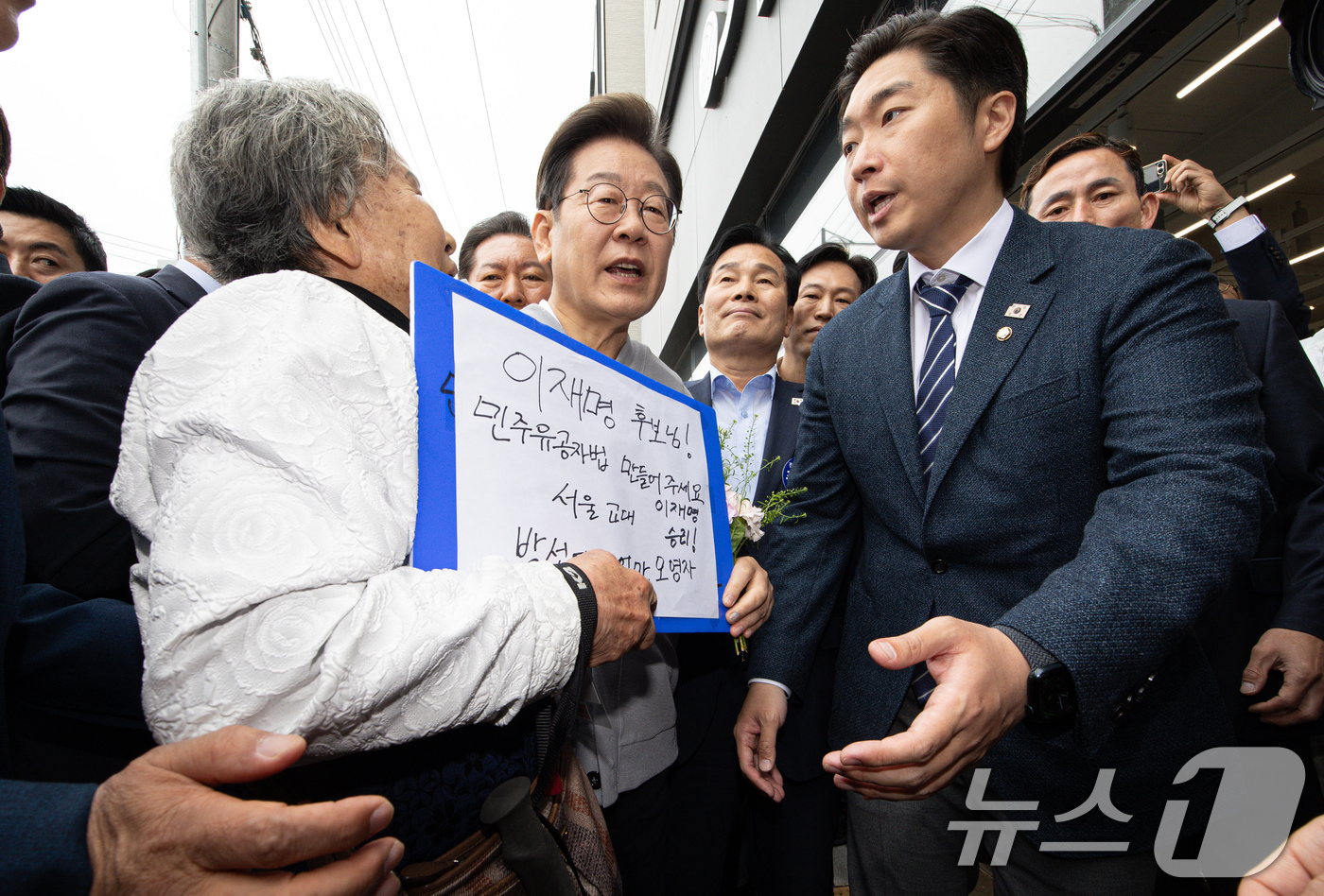 (화순=뉴스1) 이재명 기자 = 경청투어에 나선 이재명 더불어민주당 대통령 후보가 11일 오전 전남 화순군 화순읍 화순교 일대에서 박선영 열사 어머니와 대화를 나누고 있다. 202 …