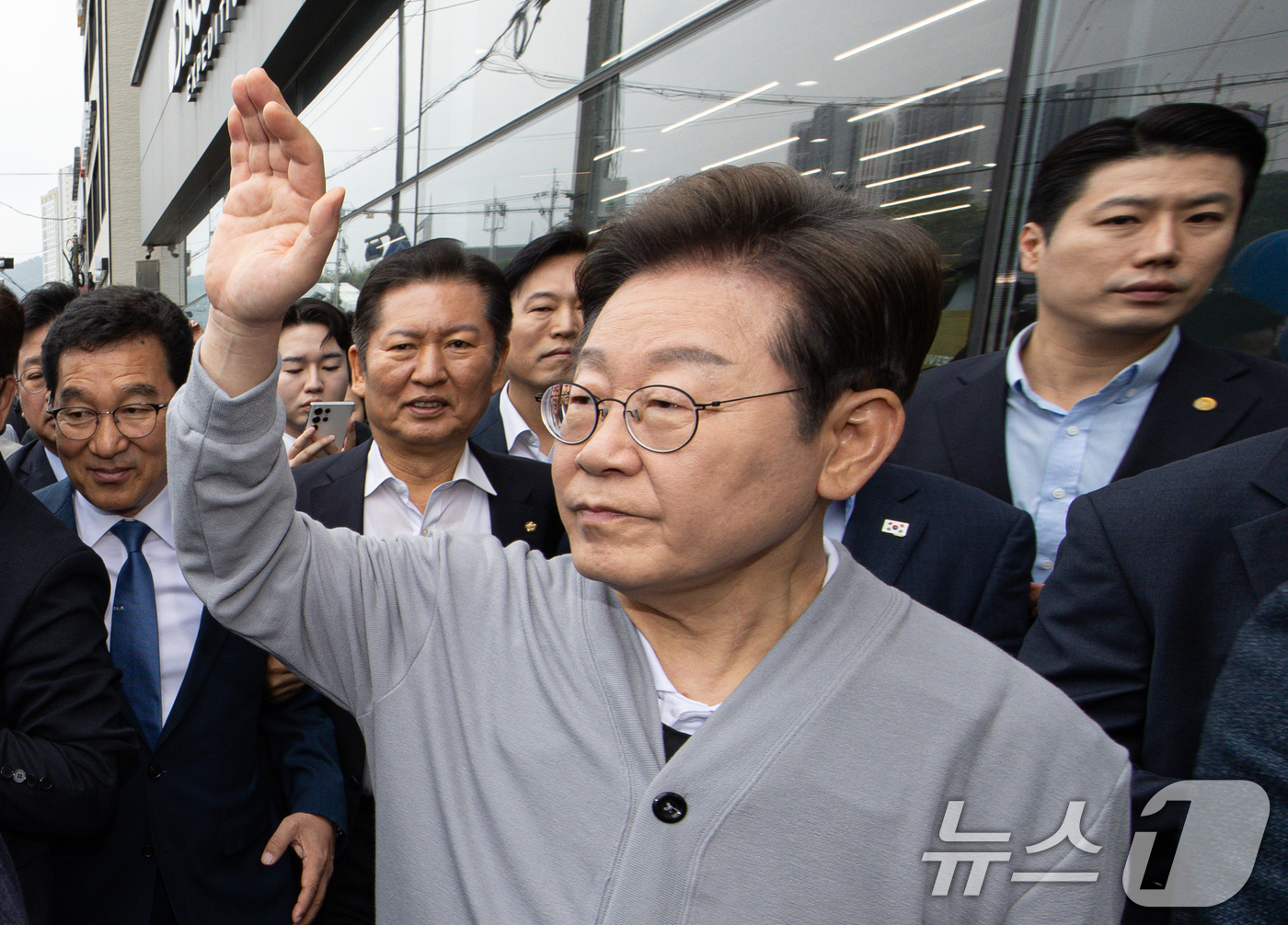 (화순=뉴스1) 이재명 기자 = 경청투어에 나선 이재명 더불어민주당 대통령 후보가 11일 오전 전남 화순군 화순읍 화순교 일대에서 시민들과 인사를 나누고 있다. 2025.5.11/ …