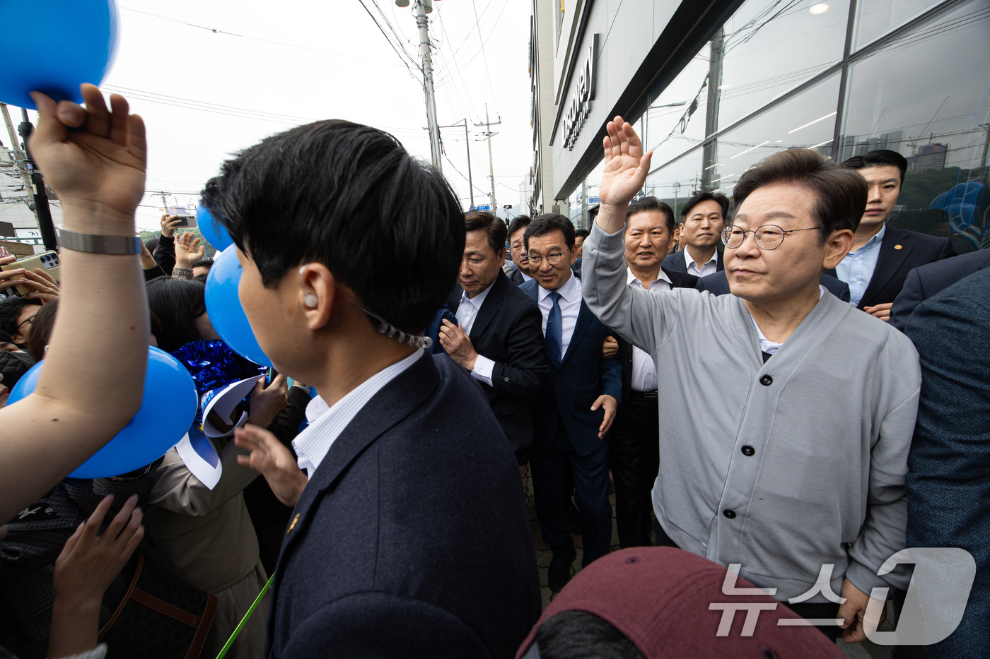 (화순=뉴스1) 이재명 기자 = 경청투어에 나선 이재명 더불어민주당 대통령 후보가 11일 오전 전남 화순군 화순읍 화순교 일대에서 시민들과 인사를 나누고 있다. 2025.5.11/ …