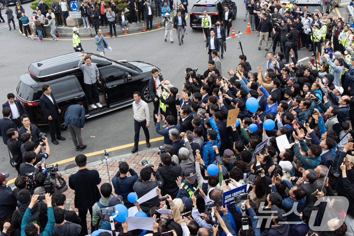 (화순=뉴스1) 이재명 기자 = 경청투어에 나선 이재명 더불어민주당 대통령 후보가 11일 오전 전남 화순군 화순읍 화순교에 도착하고 있다. 2025.5.11/뉴스1