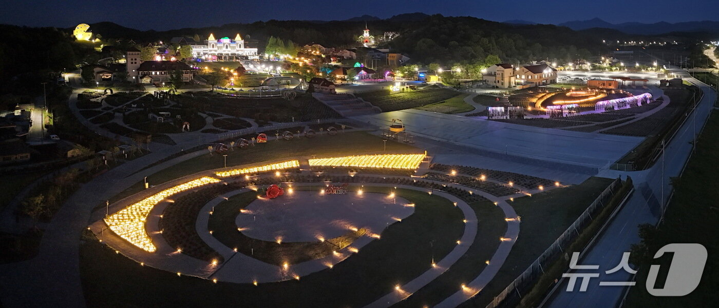 본문 이미지 - 전북자치도 임실군이 치즈테마파크 장미원에 야간경관을 조성했다.&#40;임실군제공. 재판매 및 DB금지&#41;2025.5.11/뉴스1