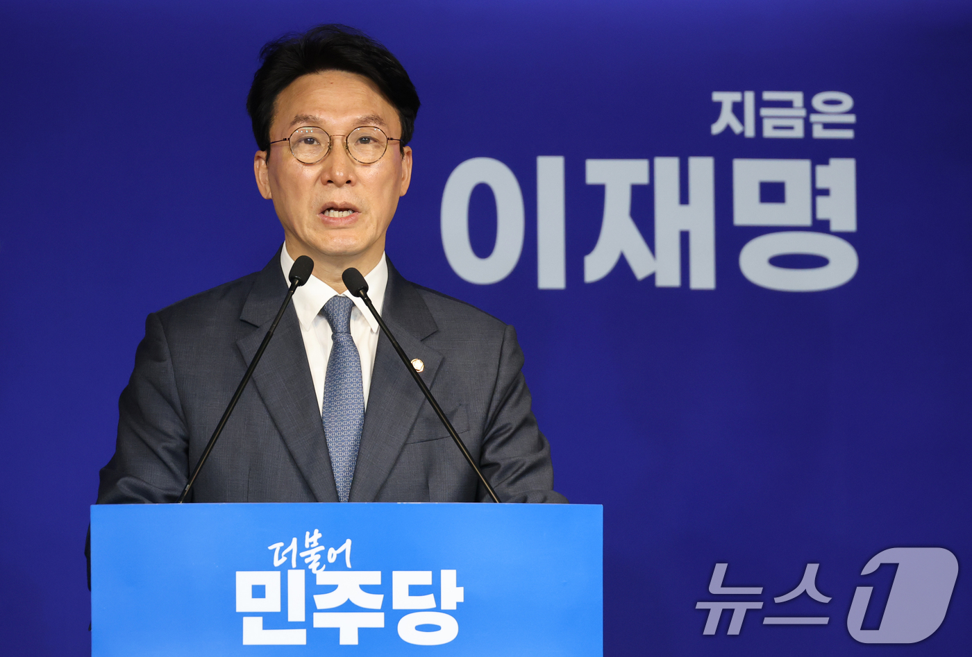 (서울=뉴스1) 이광호 기자 = 김민석 더불어민주당 상임 공동선대위원장이 11일 오전 서울 여의도 당사에서 국민의힘 김문수 대통령 후보  확정 관련 입장 발표 기자회견을 하고 있다 …