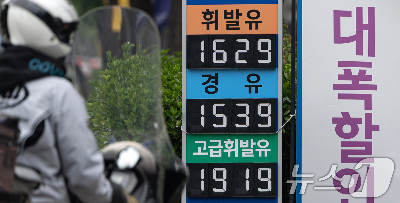 (서울=뉴스1) 이승배 기자 = 전국 주유소 휘발유 가격이 14주 만에 상승 전환하고 경윳값도 2주 연속 올랐다. 이는 정부가 유류세 한시적 인하 조치를 연장했지만 인하율을 낮춘 …