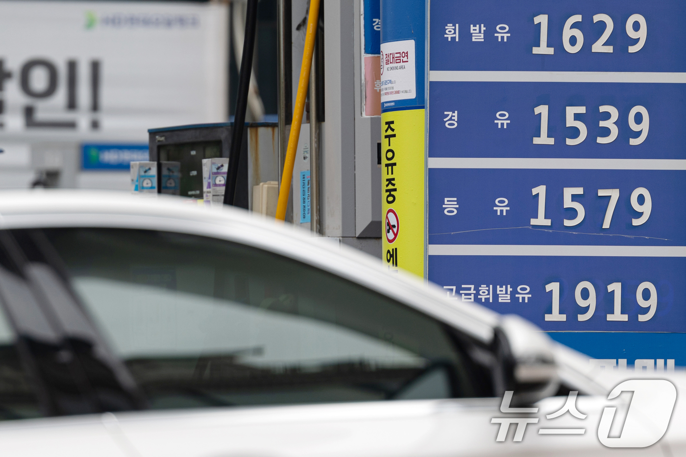 (서울=뉴스1) 이승배 기자 = 전국 주유소 휘발유 가격이 14주 만에 상승 전환하고 경윳값도 2주 연속 올랐다. 이는 정부가 유류세 한시적 인하 조치를 연장했지만 인하율을 낮춘 …