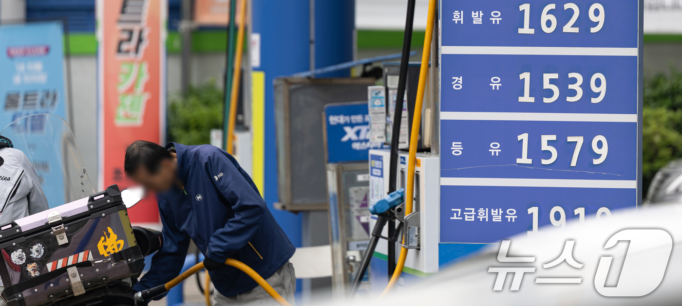 (서울=뉴스1) 이승배 기자 = 전국 주유소 휘발유 가격이 14주 만에 상승 전환하고 경윳값도 2주 연속 올랐다. 이는 정부가 유류세 한시적 인하 조치를 연장했지만 인하율을 낮춘 …