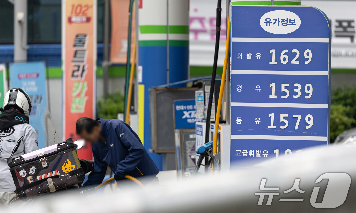 (서울=뉴스1) 이승배 기자 = 전국 주유소 휘발유 가격이 14주 만에 상승 전환하고 경윳값도 2주 연속 올랐다. 이는 정부가 유류세 한시적 인하 조치를 연장했지만 인하율을 낮춘 …