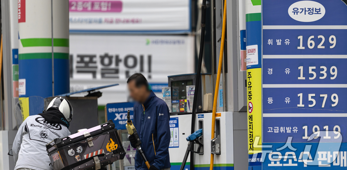 (서울=뉴스1) 이승배 기자 = 전국 주유소 휘발유 가격이 14주 만에 상승 전환하고 경윳값도 2주 연속 올랐다. 이는 정부가 유류세 한시적 인하 조치를 연장했지만 인하율을 낮춘 …