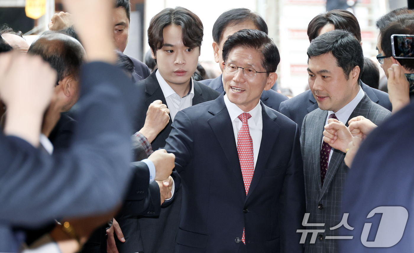 (서울=뉴스1) 이광호 기자 = 김문수 국민의힘 대통령 후보가 11일 오전 한덕수 전 국무총리와의 회동을 서울 여의도 중앙당사로 들어서며 지지자들과 인사나누고 있다.김 후보는 이날 …