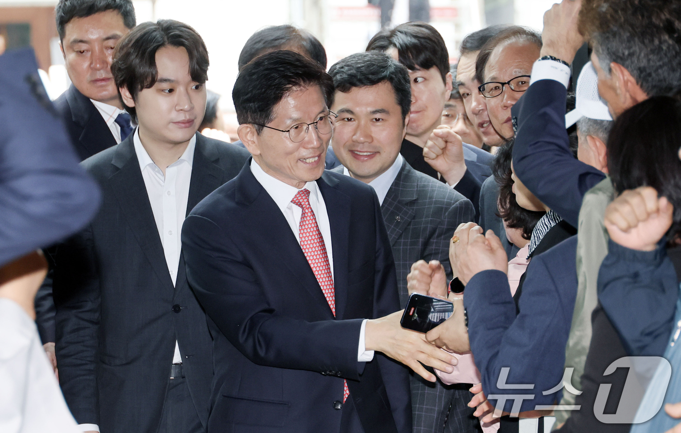 (서울=뉴스1) 이광호 기자 = 김문수 국민의힘 대통령 후보가 11일 오전 한덕수 전 국무총리와의 회동을 서울 여의도 중앙당사로 들어서며 지지자들과 인사나누고 있다.김 후보는 이날 …