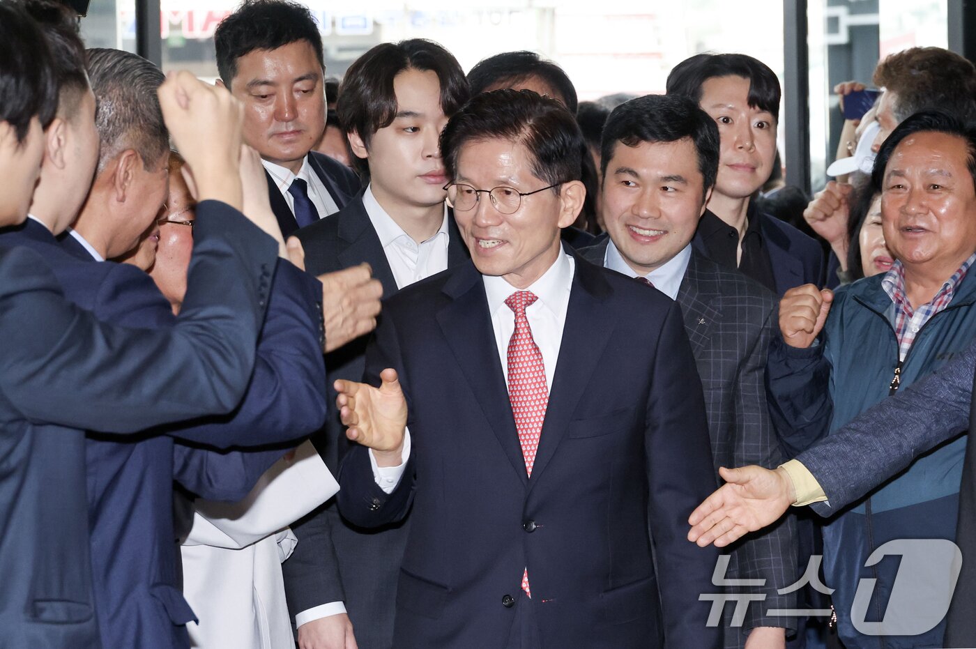 본문 이미지 - 김문수 국민의힘 대통령 후보가 11일 오전 한덕수 전 국무총리와의 회동을 서울 여의도 중앙당사로 들어서며 지지자들과 인사나누고 있다. 김 후보는 이날 오전 중앙선건관리위원회에 대통령 후보 등록을 마쳤다. &#40;공동취재&#41; ⓒ News1 이광호 기자