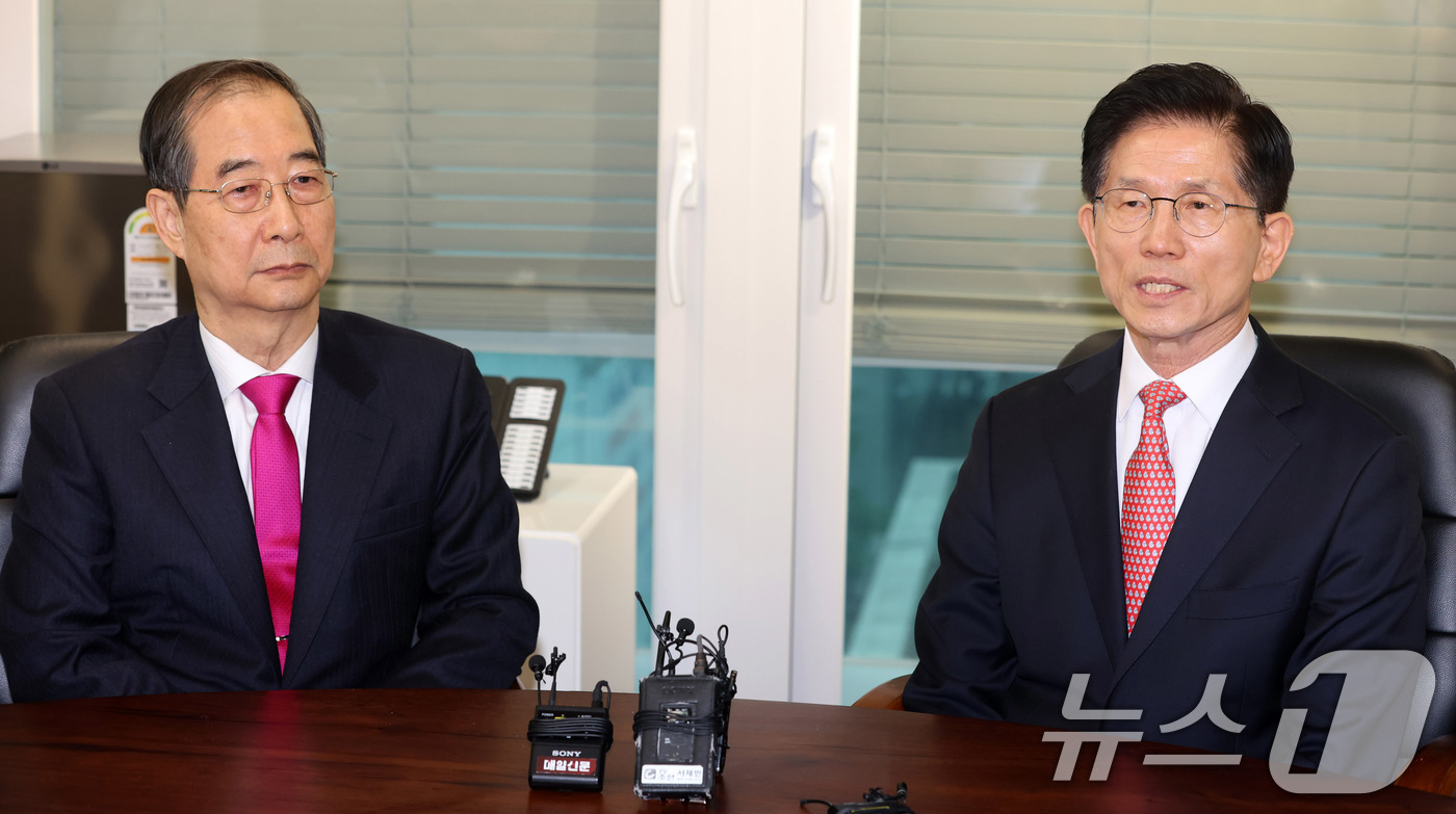 (서울=뉴스1) 이광호 기자 = 김문수 국민의힘 대선후보와 한덕수 전 국무총리가 11일 서울 여의도 국민의힘 대선후보 사무실에서 회동을 갖고 있다. (공동취재) 2025.5.11/ …