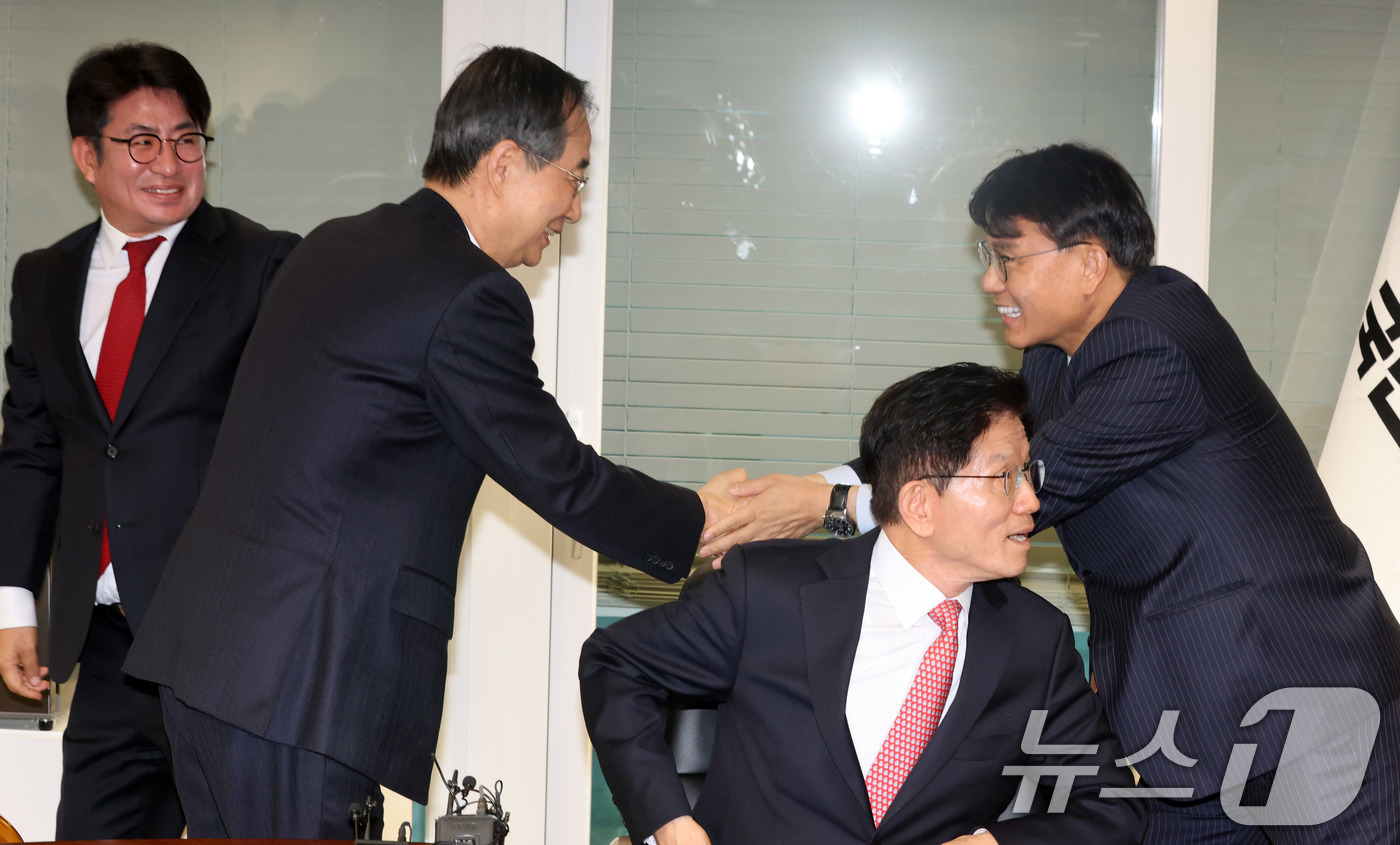 (서울=뉴스1) 이광호 기자 = 한덕수 전 국무총리가 11일 서울 여의도 국민의힘 대선후보 사무실에 들어서며 관계자들과 인사를 나누고 있다. (공동취재) 2025.5.11/뉴스1
