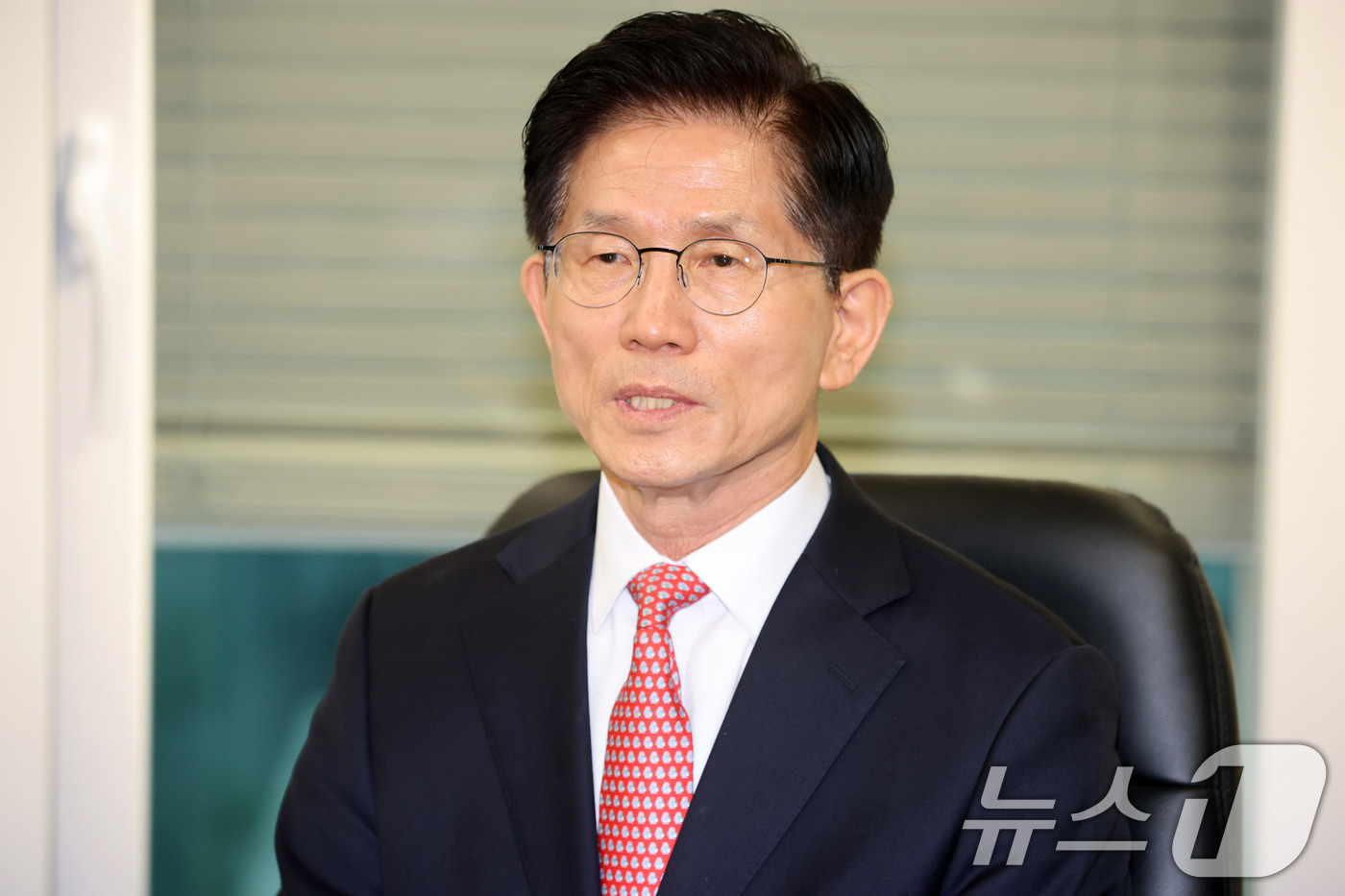 (서울=뉴스1) 이광호 기자 = 김문수 국민의힘 대선후보와 한덕수 전 국무총리가 11일 서울 여의도 국민의힘 대선후보 사무실에서 회동을 갖고 있다. (공동취재) 2025.5.11/ …