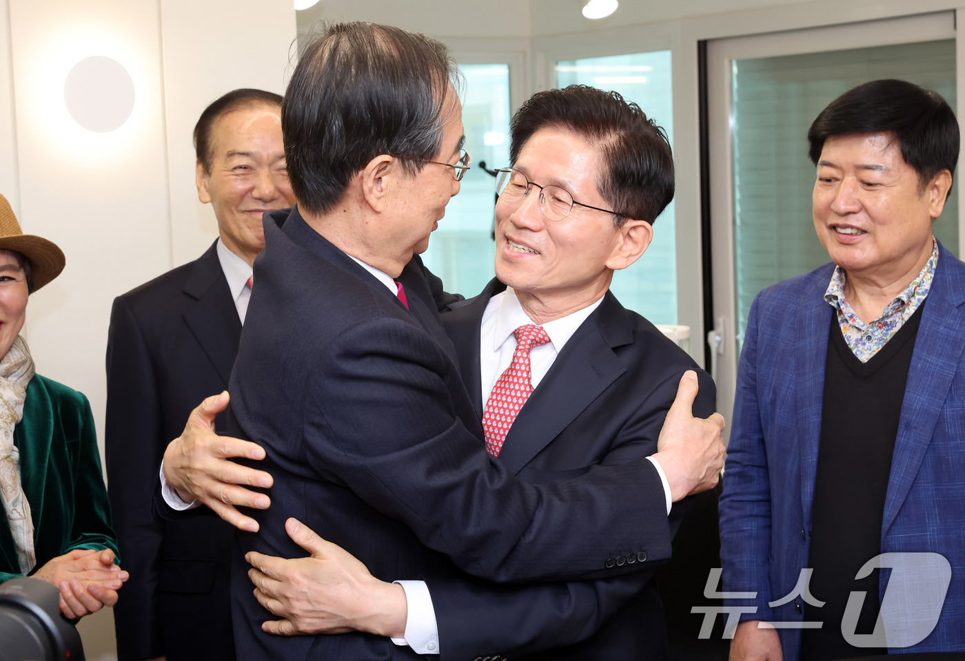 (서울=뉴스1) 이광호 기자 = 김문수 국민의힘 대선후보와 한덕수 전 국무총리가 11일 서울 여의도 국민의힘 대선후보 사무실에서 회동에 앞서 포옹하고 있다. (공동취재) 2025. …