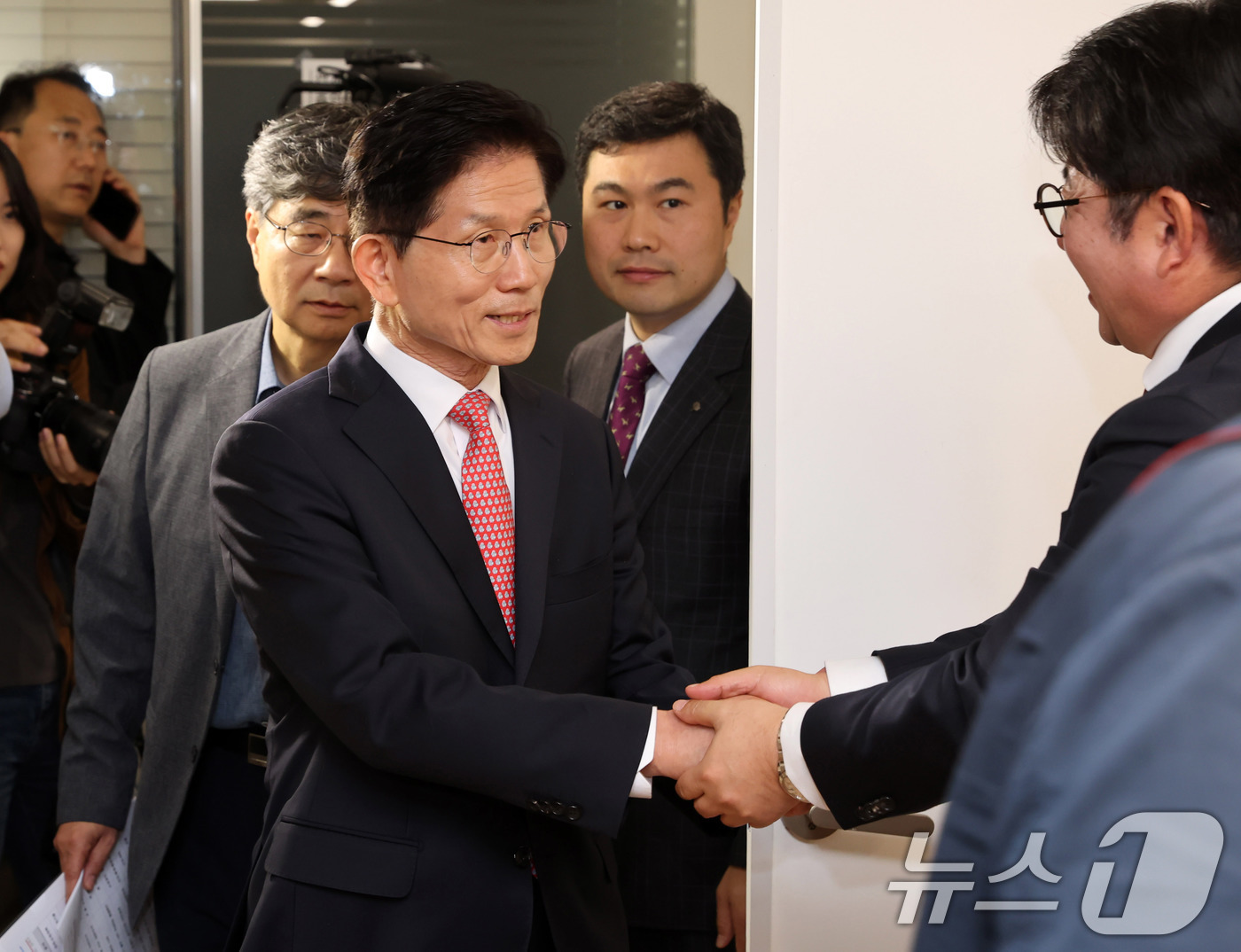 (서울=뉴스1) 이광호 기자 = 한덕수 전 국무총리와 단일화 갈등 끝에 당으로부터 후보 교체 직전까지 갔던 김문수 국민의힘 대선 후보가 11일 서울 여의도 국민의힘 대선후보 사무실 …