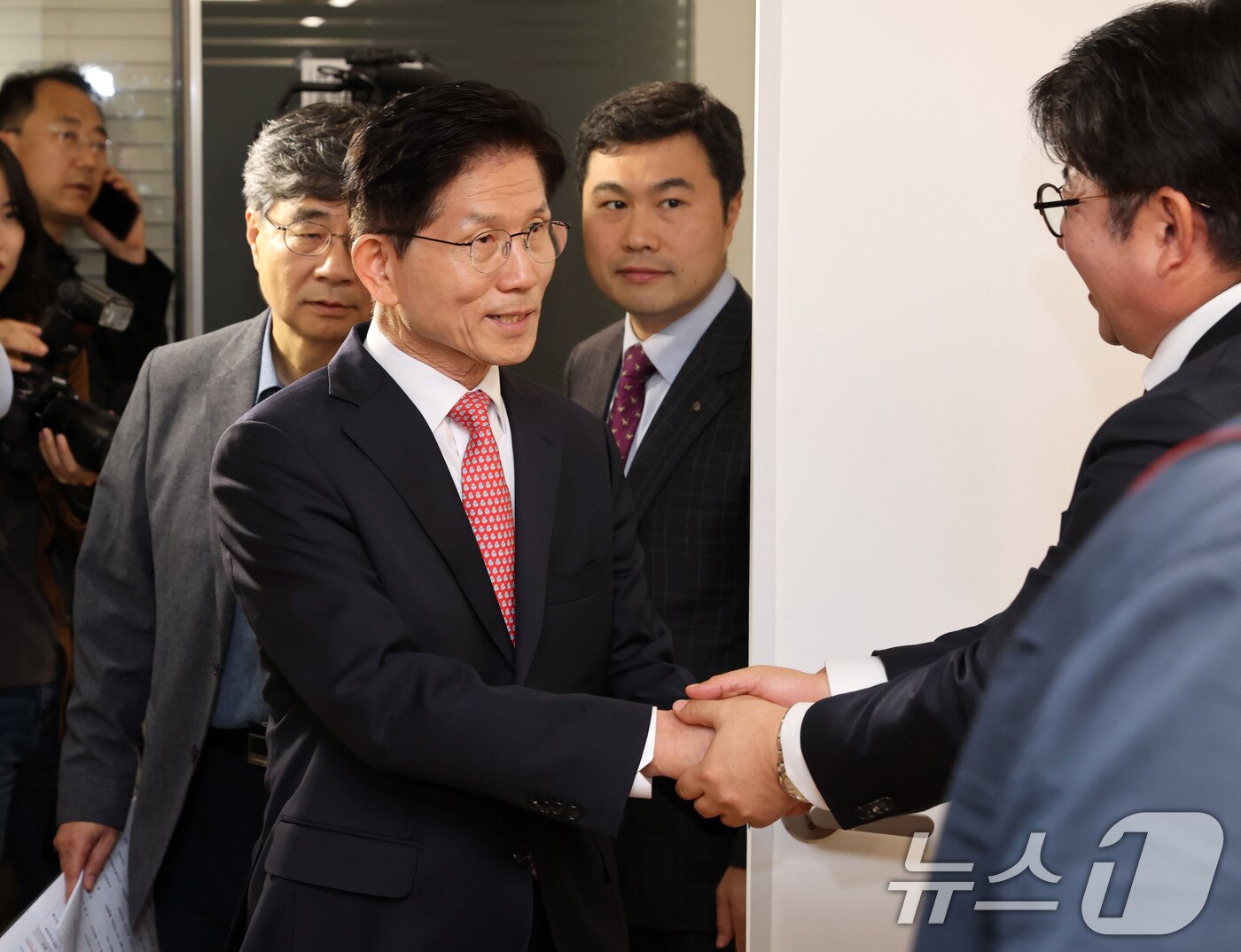 본문 이미지 - 한덕수 전 국무총리와 단일화 갈등 끝에 당으로부터 후보 교체 직전까지 갔던 김문수 국민의힘 대선 후보가 11일 서울 여의도 국민의힘 대선후보 사무실에 들어서며 인사를 받고 있다. (공동취재) 2025.5.11/뉴스1 ⓒ News1 이광호 기자