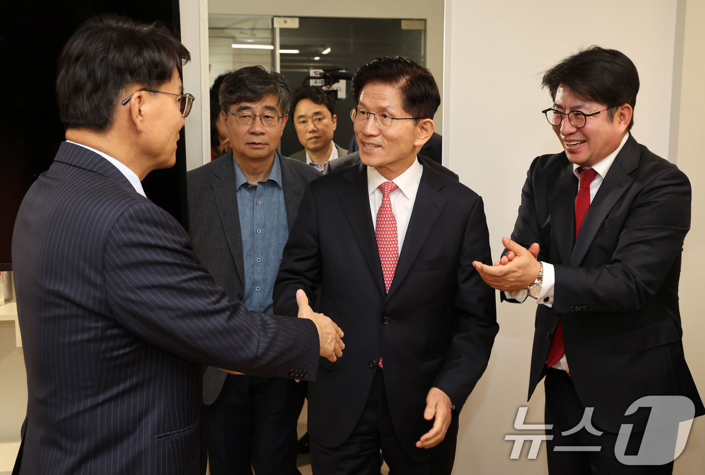 (서울=뉴스1) 이광호 기자 = 한덕수 전 국무총리와 단일화 갈등 끝에 당으로부터 후보 교체 직전까지 갔던 김문수 국민의힘 대선 후보가 11일 서울 여의도 국민의힘 대선후보 사무실 …