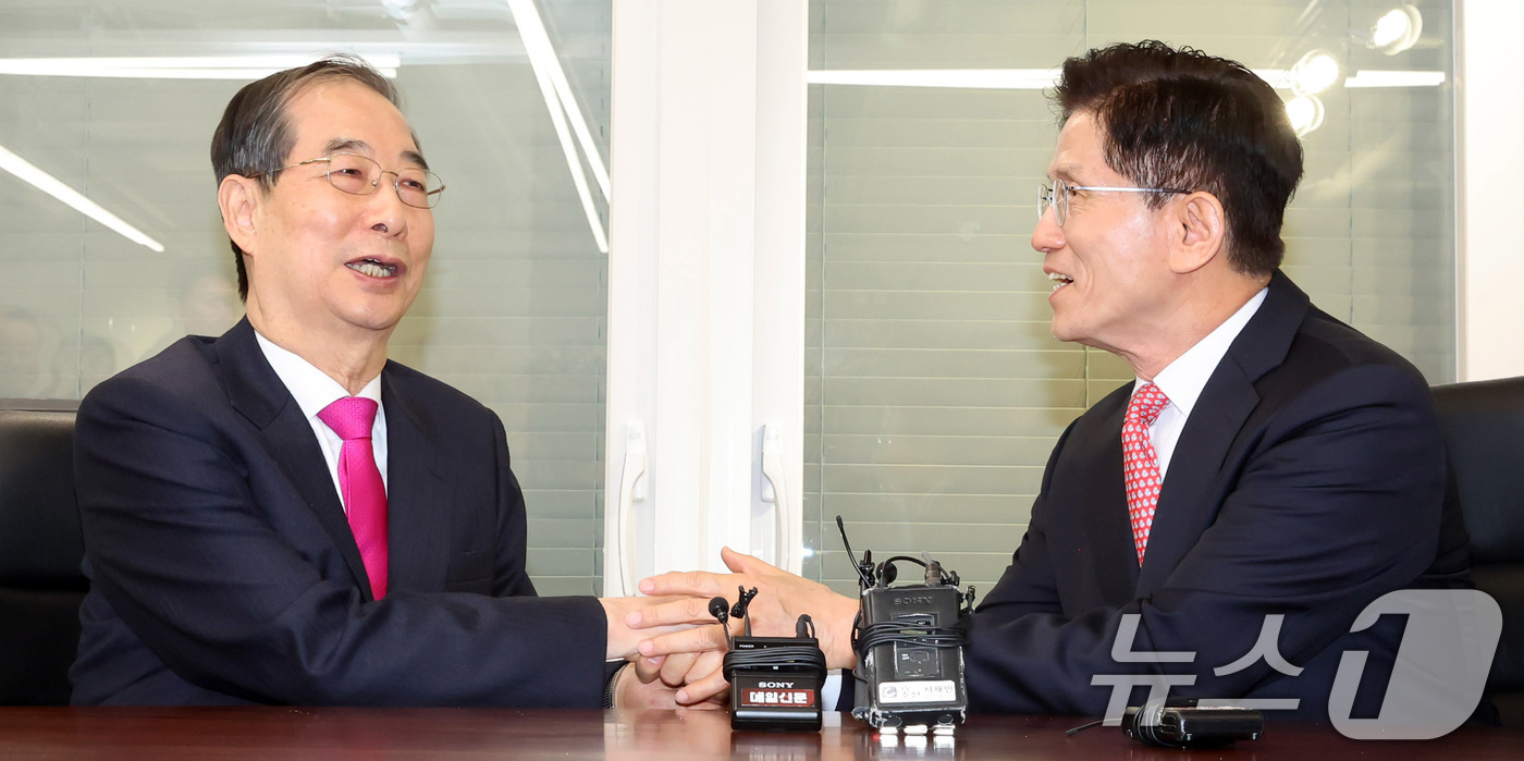 (서울=뉴스1) 이광호 기자 = 김문수 국민의힘 대선후보와 한덕수 전 국무총리가 11일 서울 여의도 국민의힘 대선후보 사무실에서 회동을 하고 있다. (공동취재) 2025.5.11/ …