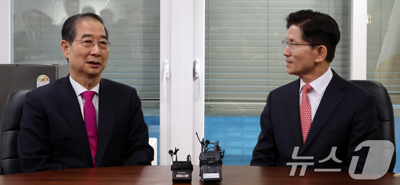 (서울=뉴스1) 이광호 기자 = 김문수 국민의힘 대선후보와 한덕수 전 국무총리가 11일 서울 여의도 국민의힘 대선후보 사무실에서 회동을 하고 있다. (공동취재) 2025.5.11/ …
