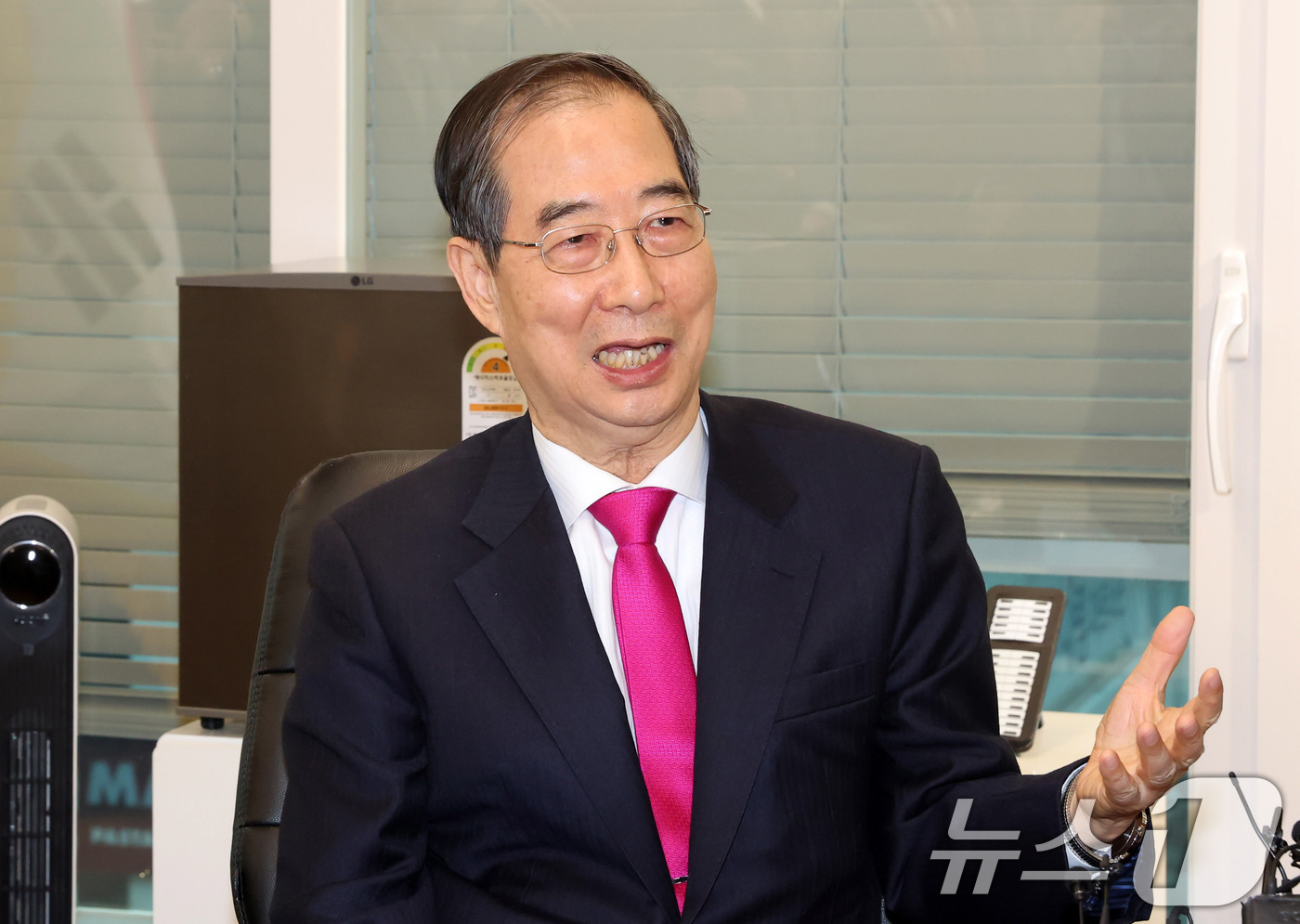 (서울=뉴스1) 이광호 기자 = 한덕수 전 국무총리가 11일 서울 여의도 국민의힘 대선후보 사무실에서 김문수 국민의힘 대선후보와 회동을 하고 있다. (공동취재) 2025.5.11/ …