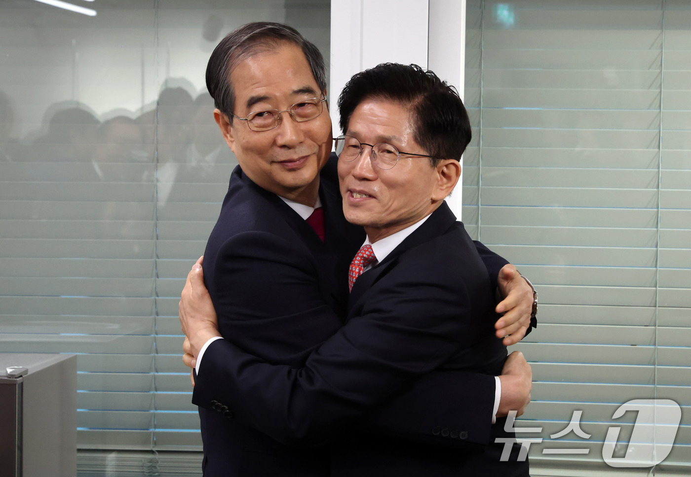 (서울=뉴스1) 이광호 기자 = 김문수 국민의힘 대선후보와 한덕수 전 국무총리가 11일 서울 여의도 국민의힘 대선후보 사무실에서 회동을 마친 뒤, 포옹하고 있다. (공동취재) 20 …