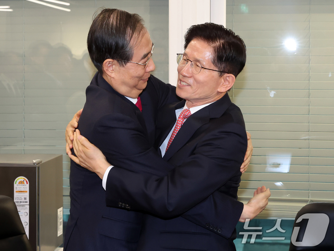 (서울=뉴스1) 이광호 기자 = 김문수 국민의힘 대선후보와 한덕수 전 국무총리가 11일 서울 여의도 국민의힘 대선후보 사무실에서 회동에 앞서, 포옹을 하고 있다. (공동취재) 20 …