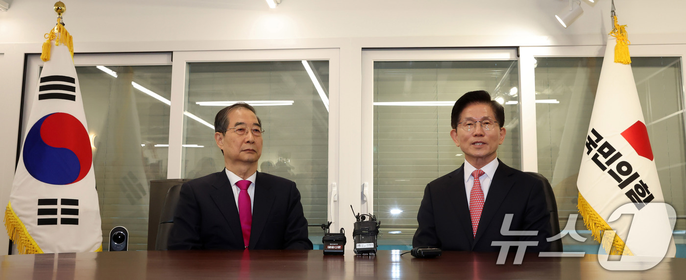 (서울=뉴스1) 이광호 기자 = 김문수 국민의힘 대선후보와 한덕수 전 국무총리가 11일 서울 여의도 국민의힘 대선후보 사무실에서 회동을 하고 있다. (공동취재) 2025.5.11/ …