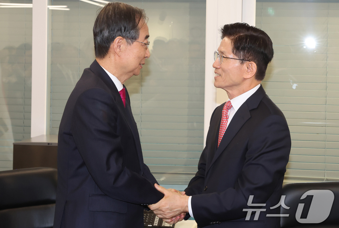 (서울=뉴스1) 이광호 기자 = 김문수 국민의힘 대선후보와 한덕수 전 국무총리가 11일 서울 여의도 국민의힘 대선후보 사무실에서 회동을 갖고 있다. (공동취재) 2025.5.11/ …