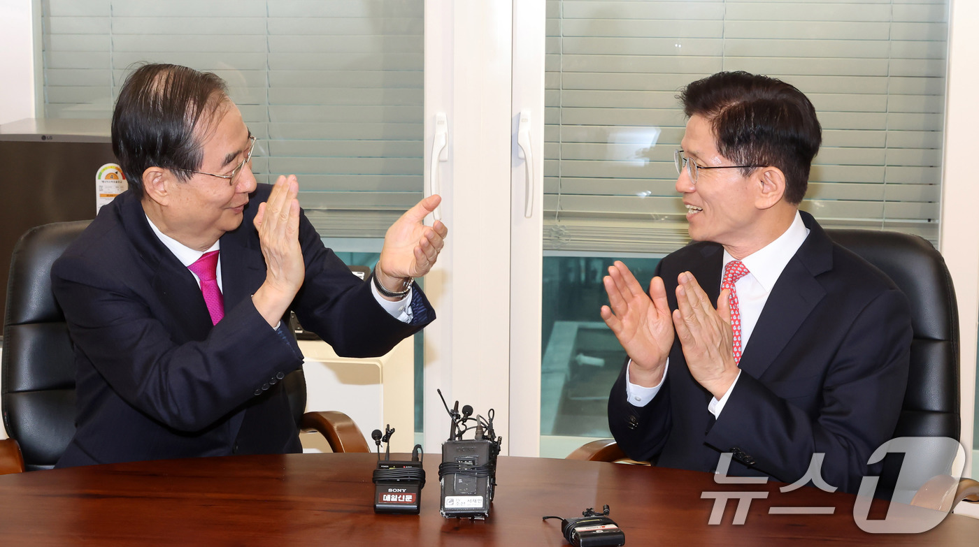 (서울=뉴스1) 이광호 기자 = 김문수 국민의힘 대선후보와 한덕수 전 국무총리가 11일 서울 여의도 국민의힘 대선후보 사무실에서 회동을 하고 있다. (공동취재) 2025.5.11/ …