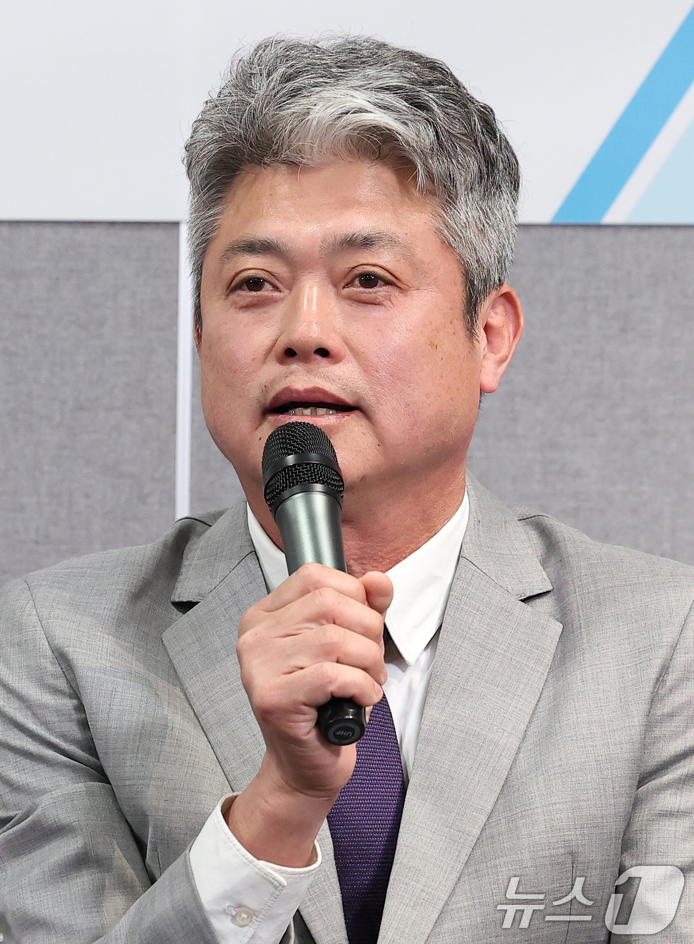 (서울=뉴스1) 김성진 기자 = 안경현 한국 프로야구 은퇴선수협회 회장이 11일 서울 고척 스카이돔에서 열린 레전드 유나이티드-한국 프로야구 은퇴선수협회 업무협약식에서 인사말을 하 …