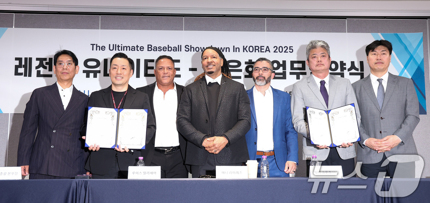 (서울=뉴스1) 김성진 기자 = 메이저리그 통산 555홈런을 기록한 레전드 매니 라미레즈(왼쪽 네 번째)가 11일 서울 고척 스카이돔에서 열린 레전드 유나이티드-한국 프로야구 은퇴 …