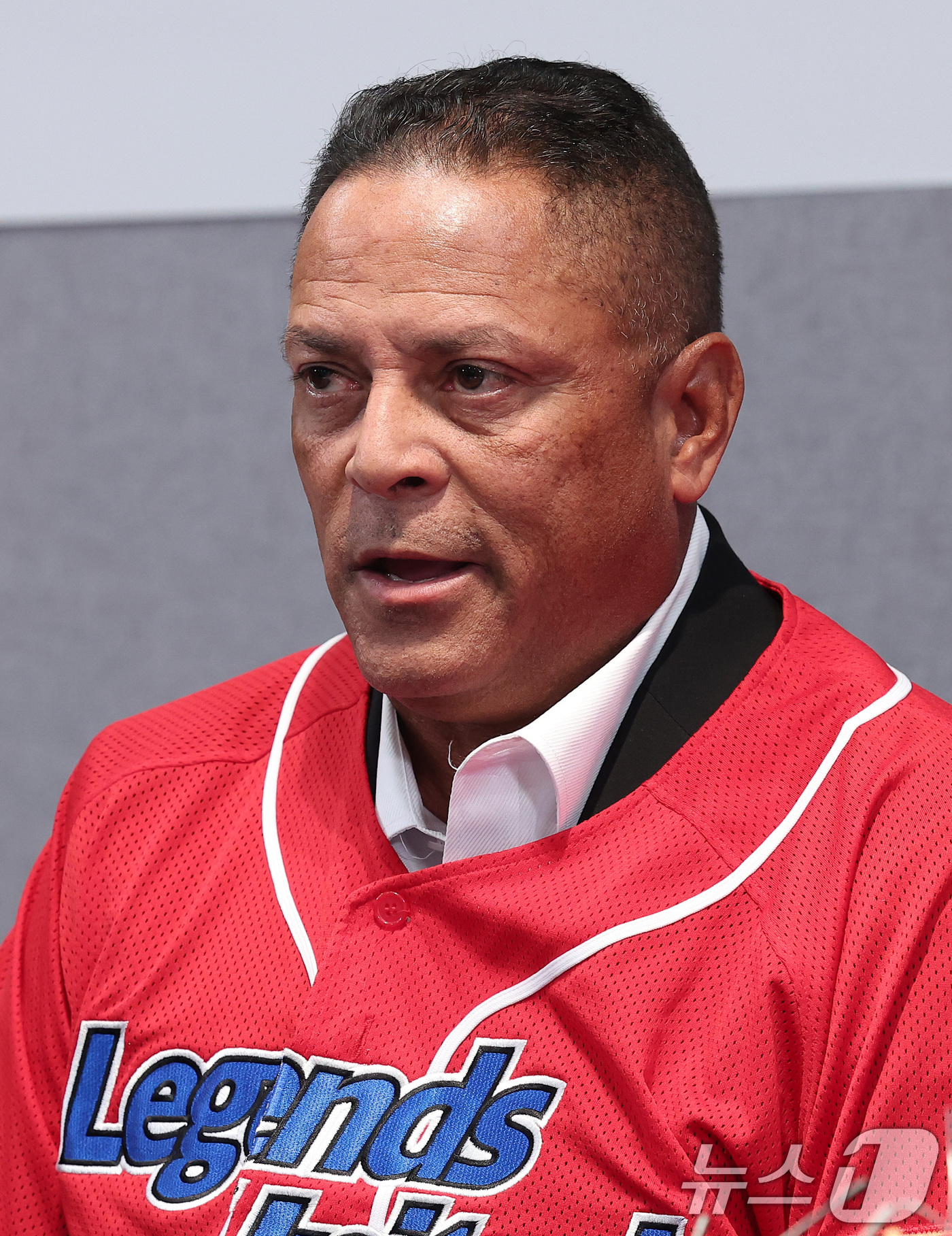 (서울=뉴스1) 김성진 기자 = 레전드 유나이티드 루이스 알리세아 감독이 11일 서울 고척 스카이돔에서 열린 레전드 유나이티드-한국 프로야구 은퇴선수협회 업무협약식 기자회견에서 취 …