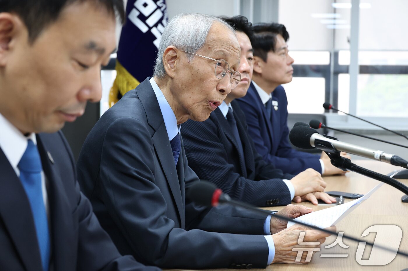 본문 이미지 - 윤여준 더불어민주당 상임 총괄선대위원장이 11일 오전 서울 여의도 당사에서 선거 전반에 대한 기조와 관련해 기자간담회를 하고 있다. 2025.5.11/뉴스1 ⓒ News1 이광호 기자