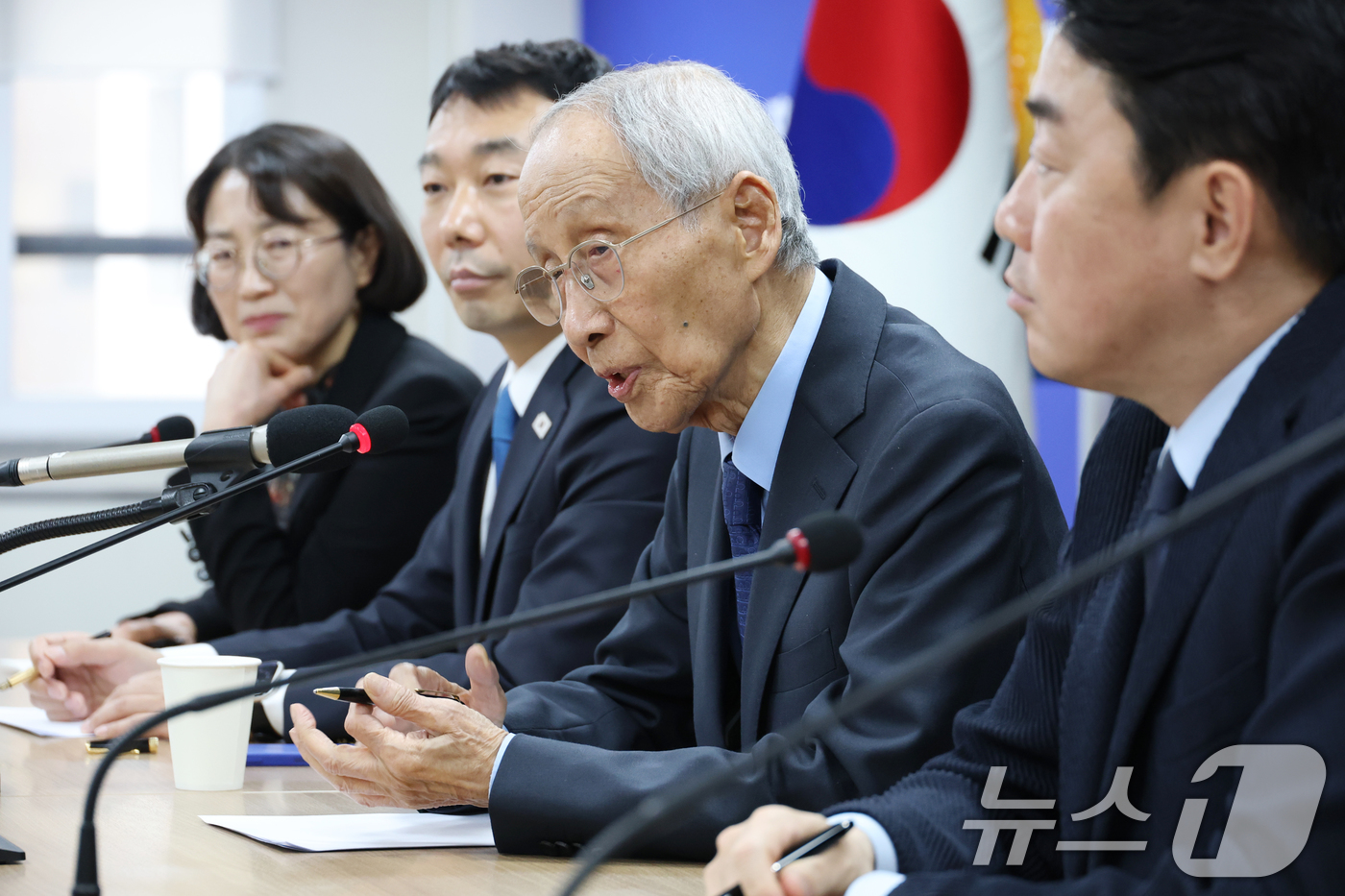 (서울=뉴스1) 이광호 기자 = 윤여준 더불어민주당 상임 총괄선대위원장이 11일 오전 서울 여의도 당사에서 선거 전반에 대한 기조와 관련해 기자간담회를 하고 있다. 2025.5.1 …