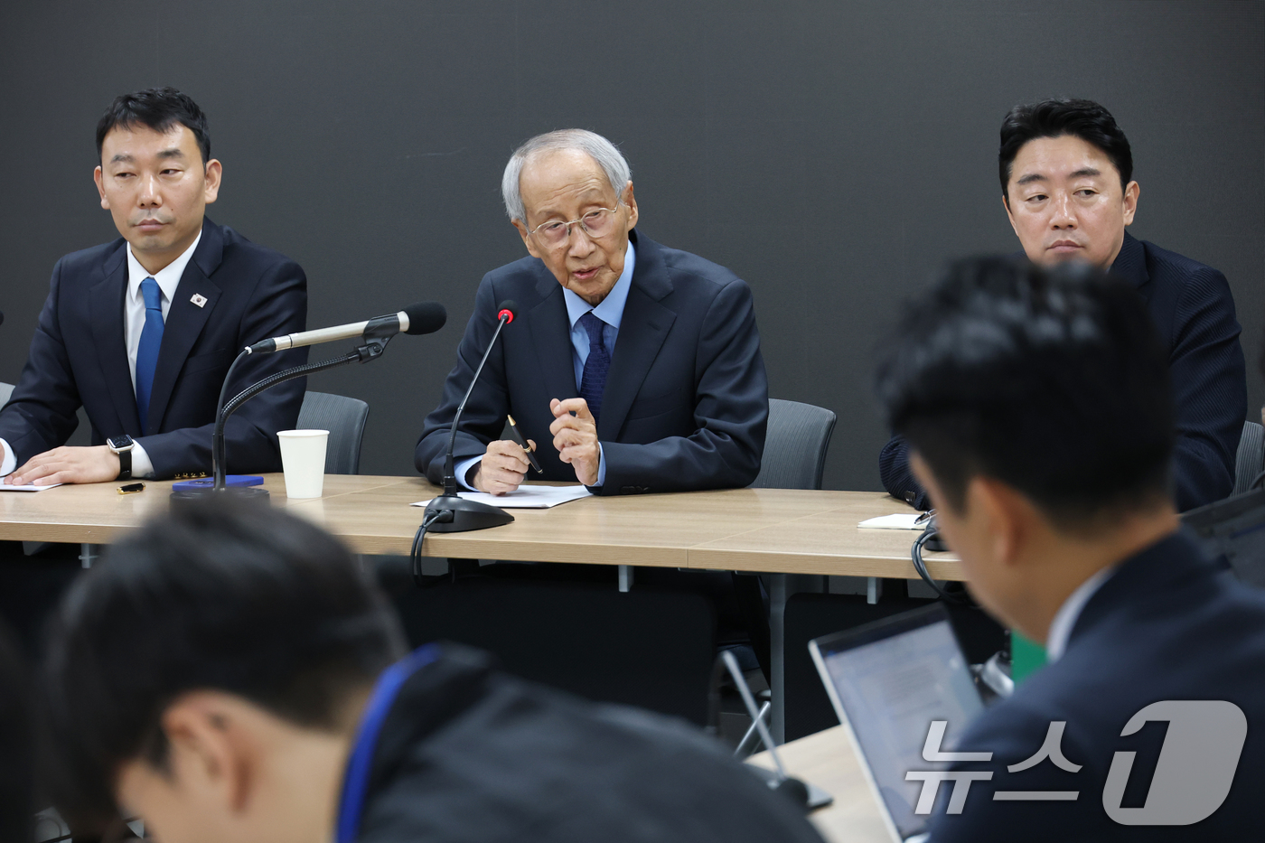 (서울=뉴스1) 이광호 기자 = 윤여준 더불어민주당 상임 총괄선대위원장이 11일 오전 서울 여의도 당사에서 선거 전반에 대한 기조와 관련해 기자간담회를 하고 있다. 2025.5.1 …