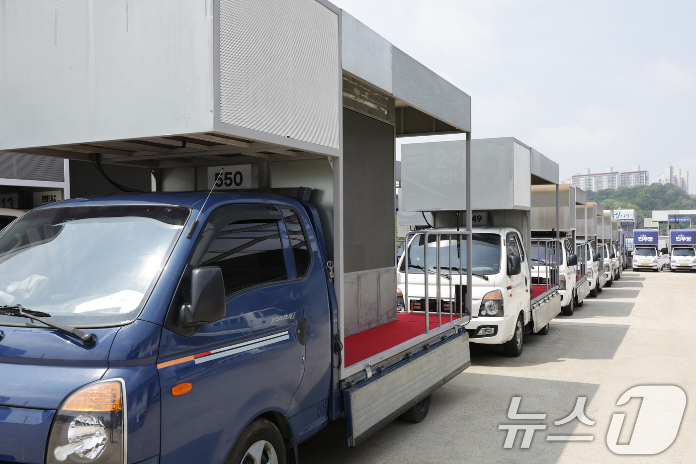 (광주=뉴스1) 김태성 기자 = 제21대 대통령 선거 공식 선거운동을 앞두고 11일 광주시 광산구 신창동 차량광고업체에서 관계자들이 대통령 후보 선거운동 유세차량을 제작하고 있다. …